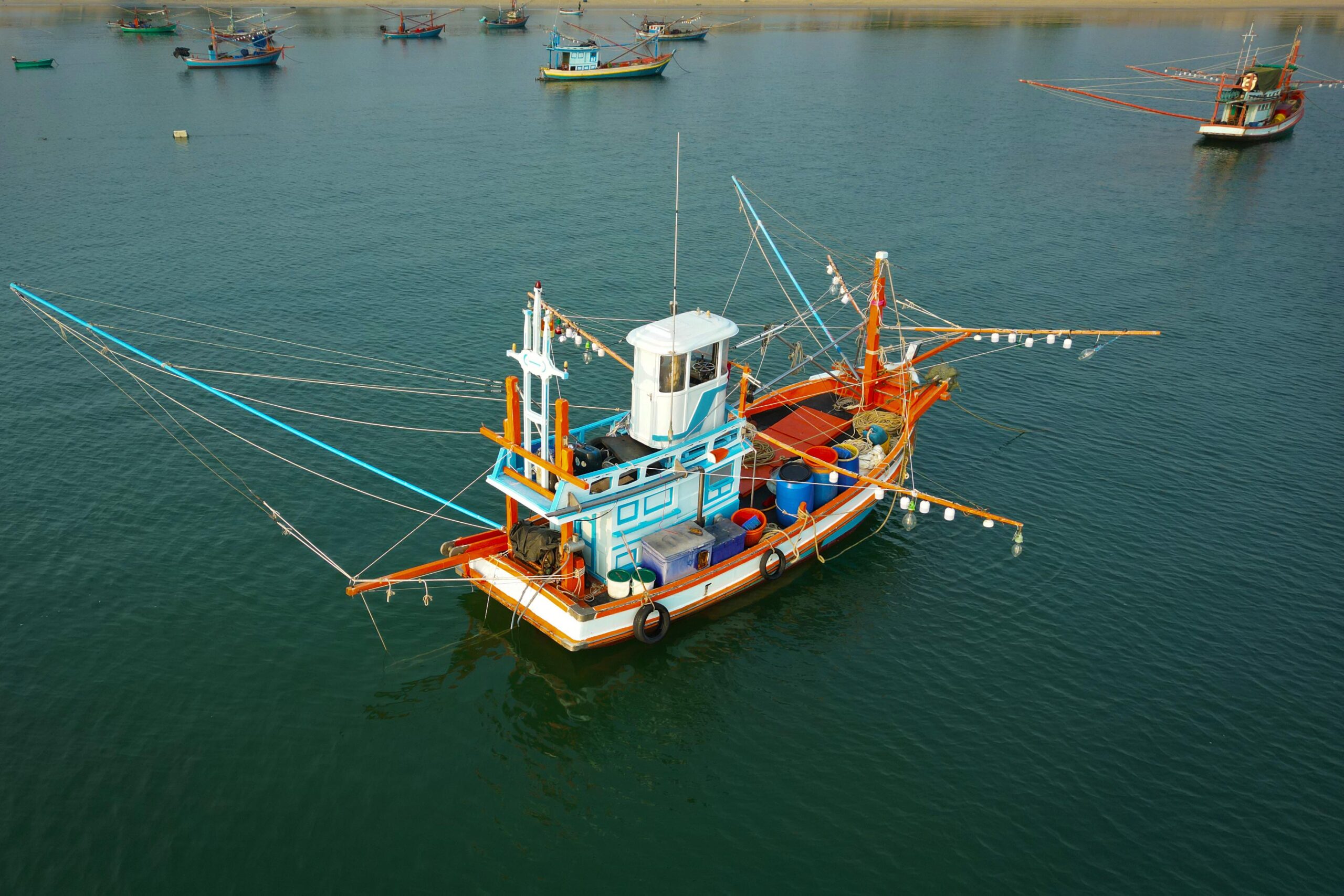 Fischerboote beim Fischfang in Asien