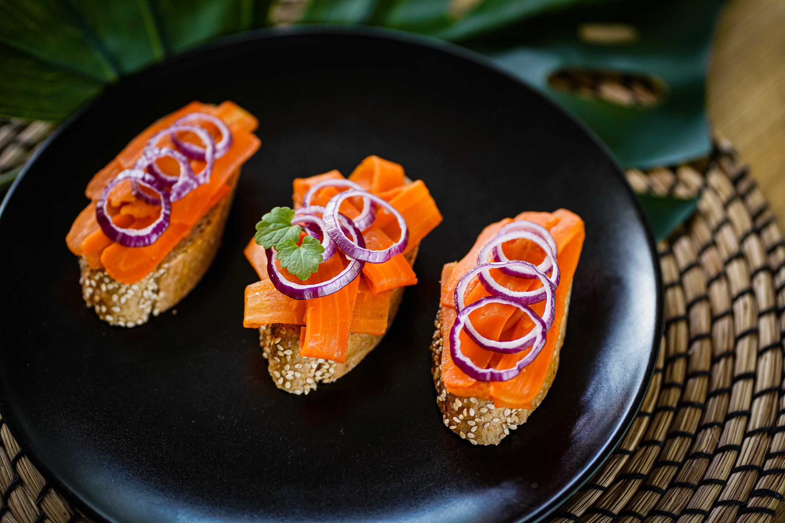 Karottenlachs auf Baguettescheiben, pflanzenbasierter Fisch