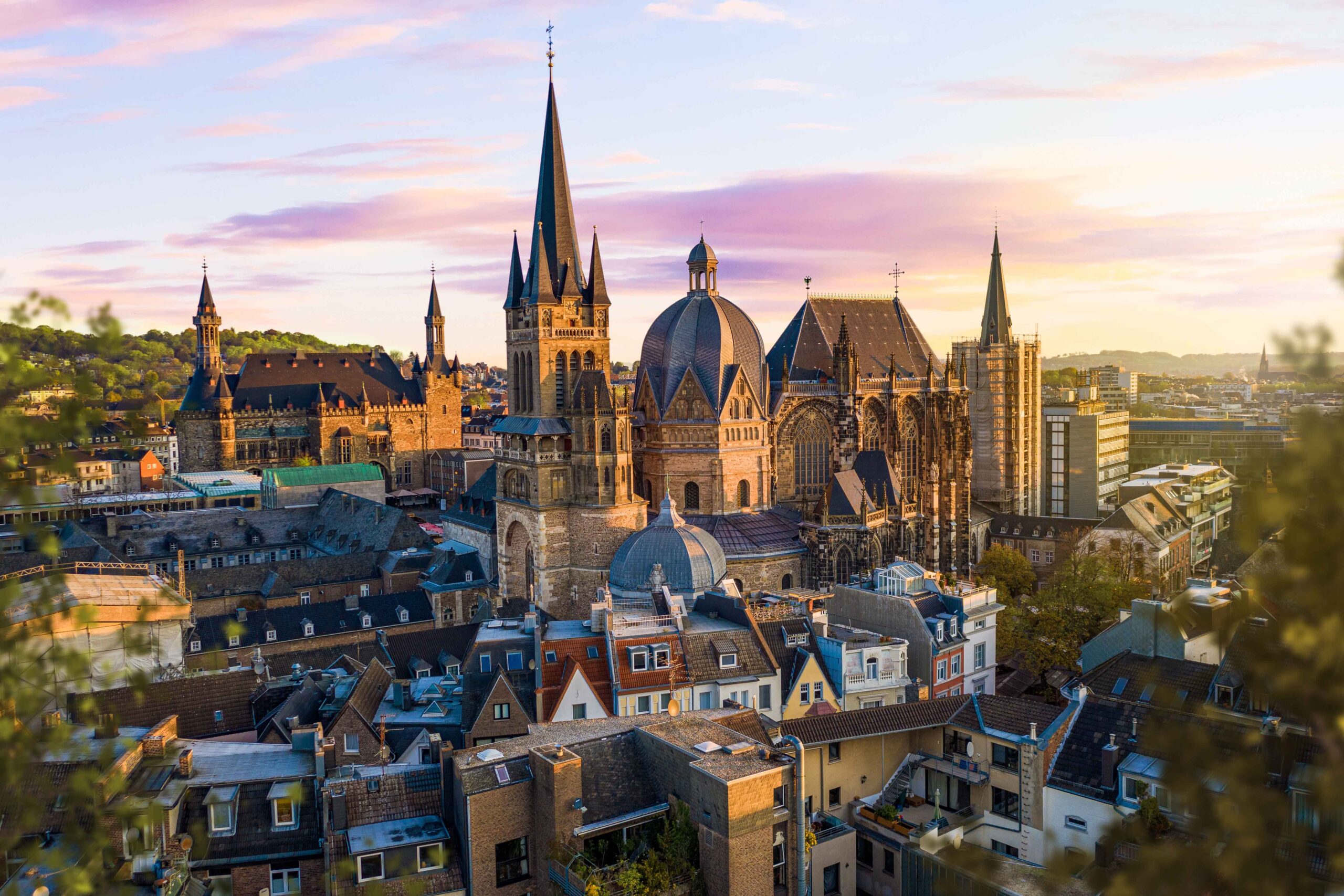 Die Innenstadt von Aachen in der Morgenröte mit dem Dom im Zentrum.