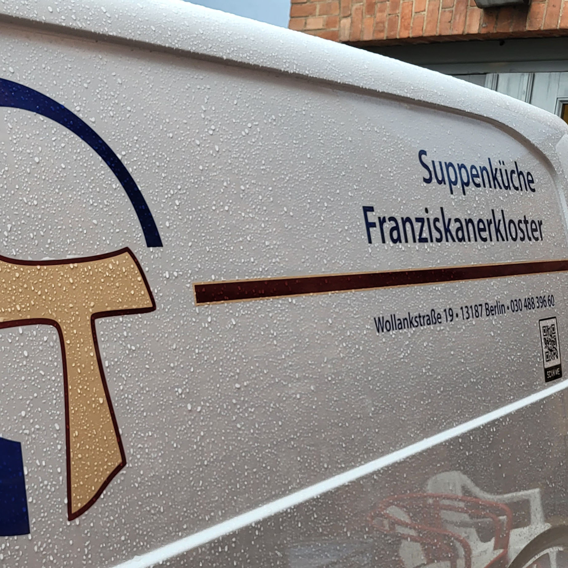 Das Logo der Suppenküche auf dem Transporter des Franziskanerklosters.