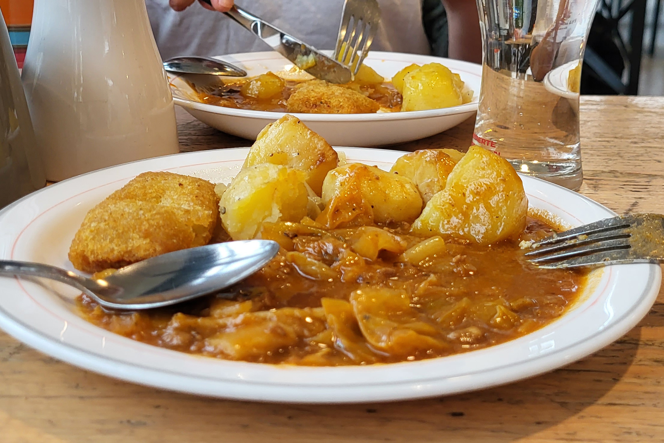 Ein Teller mit Kartoffel-Quark-Taschen, Kohlgemüse und Salzkartoffeln.