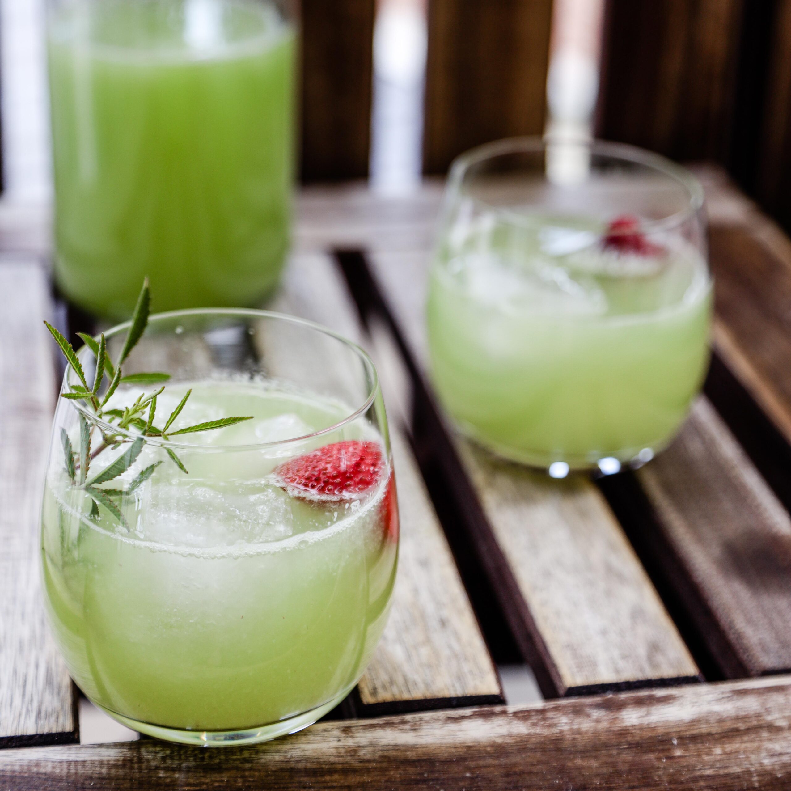 Ein grüner Cocktail aus zerkleinerten Nadeln.