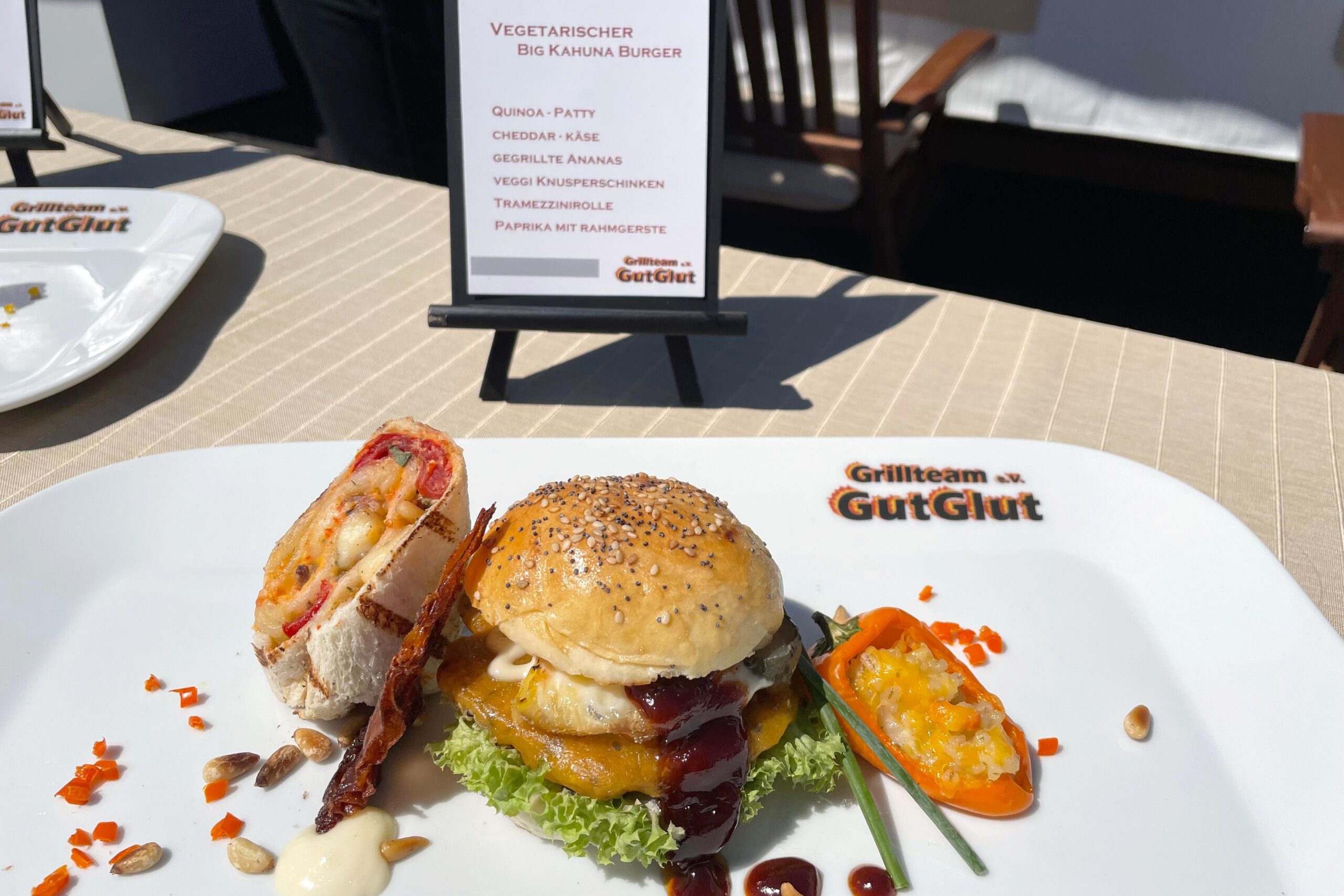 Der vegetarische Gang vom Team GutGlut bei der Deutschen Grillmeisterschaft 2022 mit dem Big Kahuna Burger.