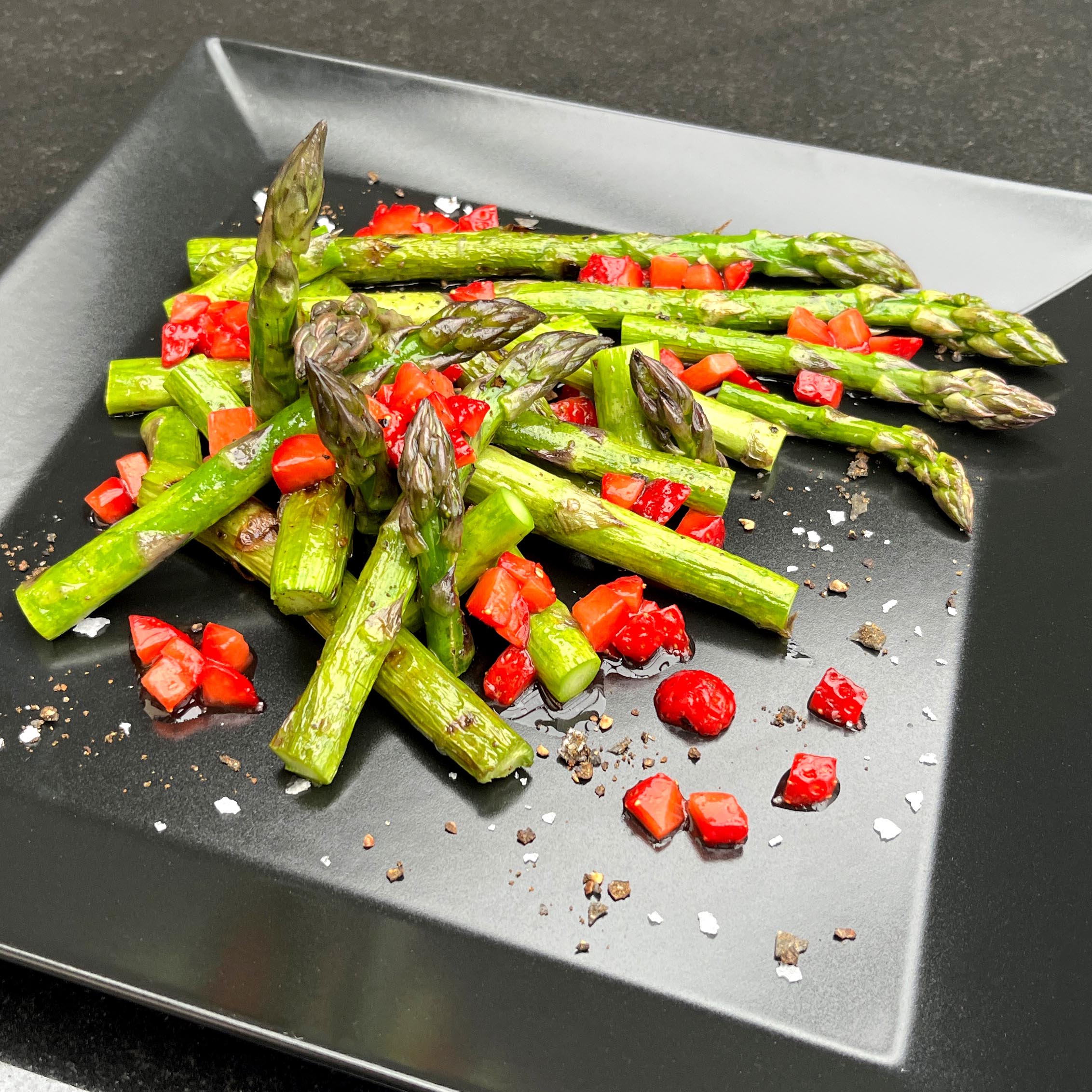 auf dem Grill gegarter grüner Spargel mit Erdbeeren