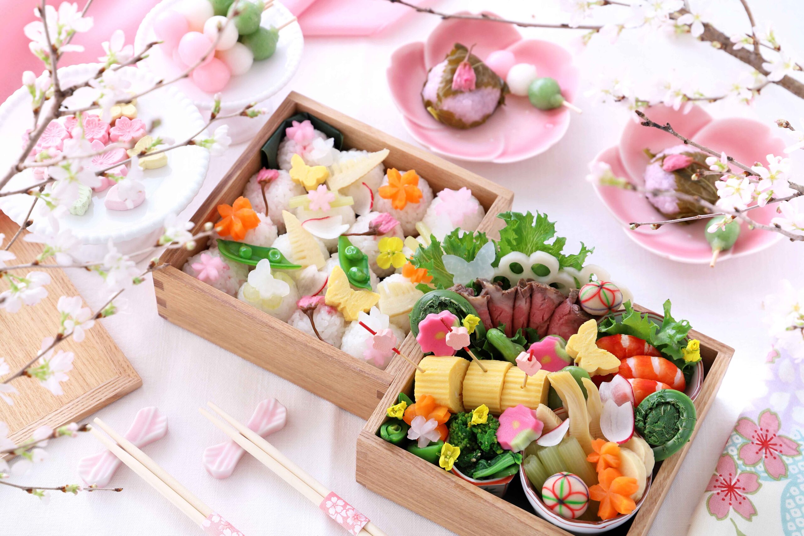 Zwei Bentoboxen aus Holz mit typischen japanischen Snacks für Hanami.