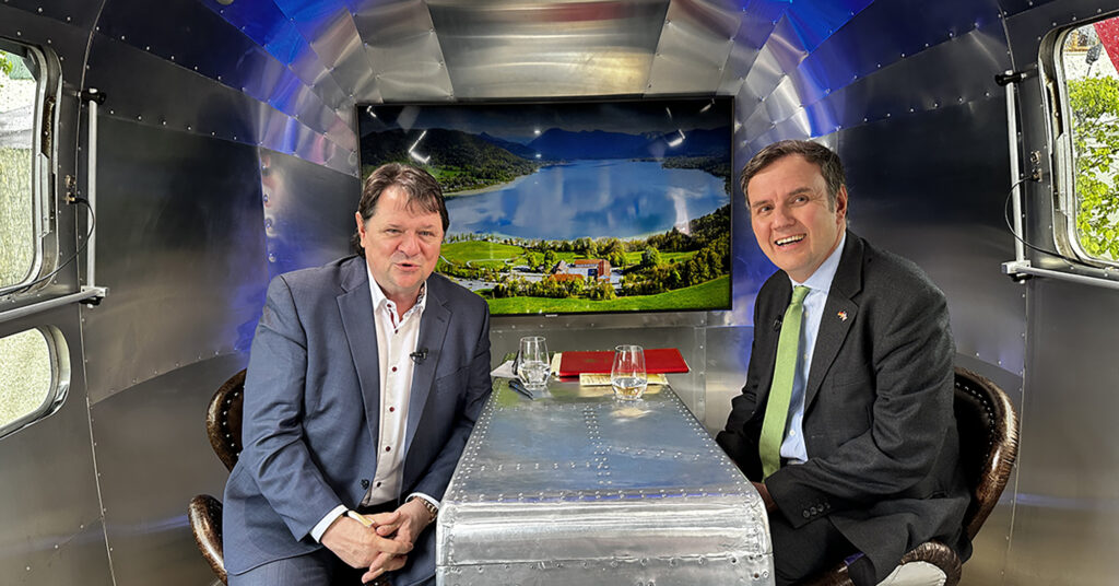 Christoph Minhoff und Greg Hands bei der Aufzeichnung vom Küchenkabinett on Tour im Airstreamer