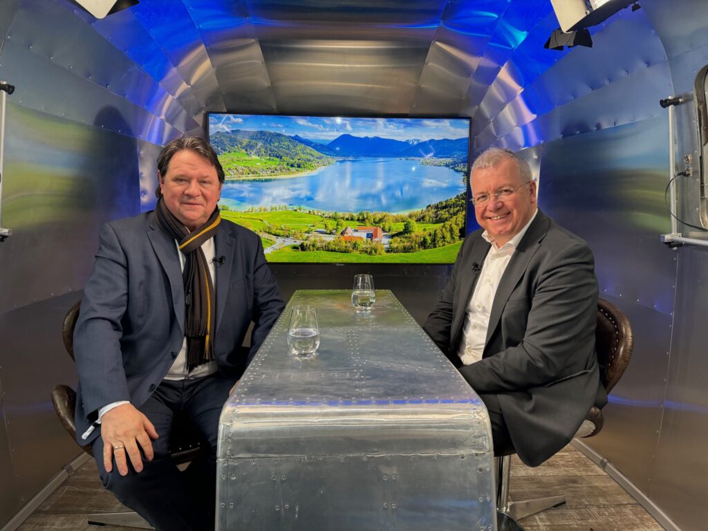 Christoph Minhoff und Markus Ferber bei der Aufzeichnung vom Küchenkabinett on Tour im Airstreamer