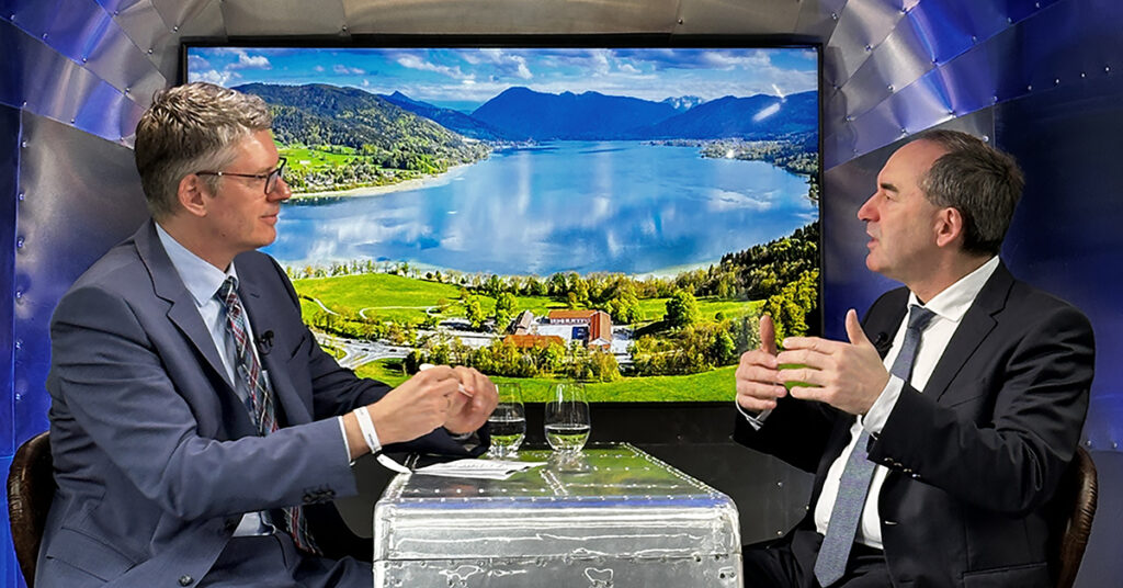Oliver Numrich und Hubert Aiwanger bei der Aufzeichnung vom Küchenkabinett on Tour im Airstreamer