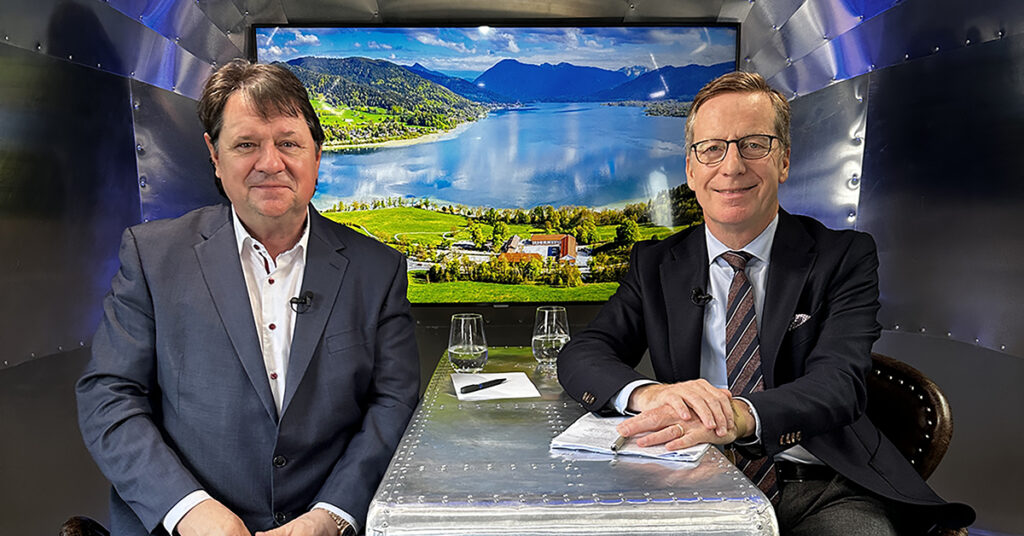 Christoph Minhoff und Prof. Dr. Michael Hüther bei der Aufzeichnung vom Küchenkabinett on Tour im Airstreamer