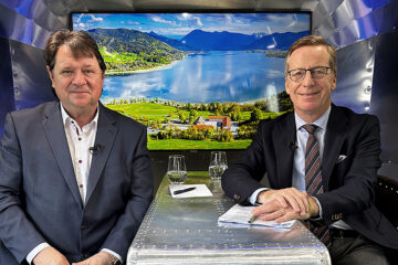 Christoph Minhoff und Prof. Dr. Michael Hüther bei der Aufzeichnung vom Küchenkabinett on Tour im Airstreamer