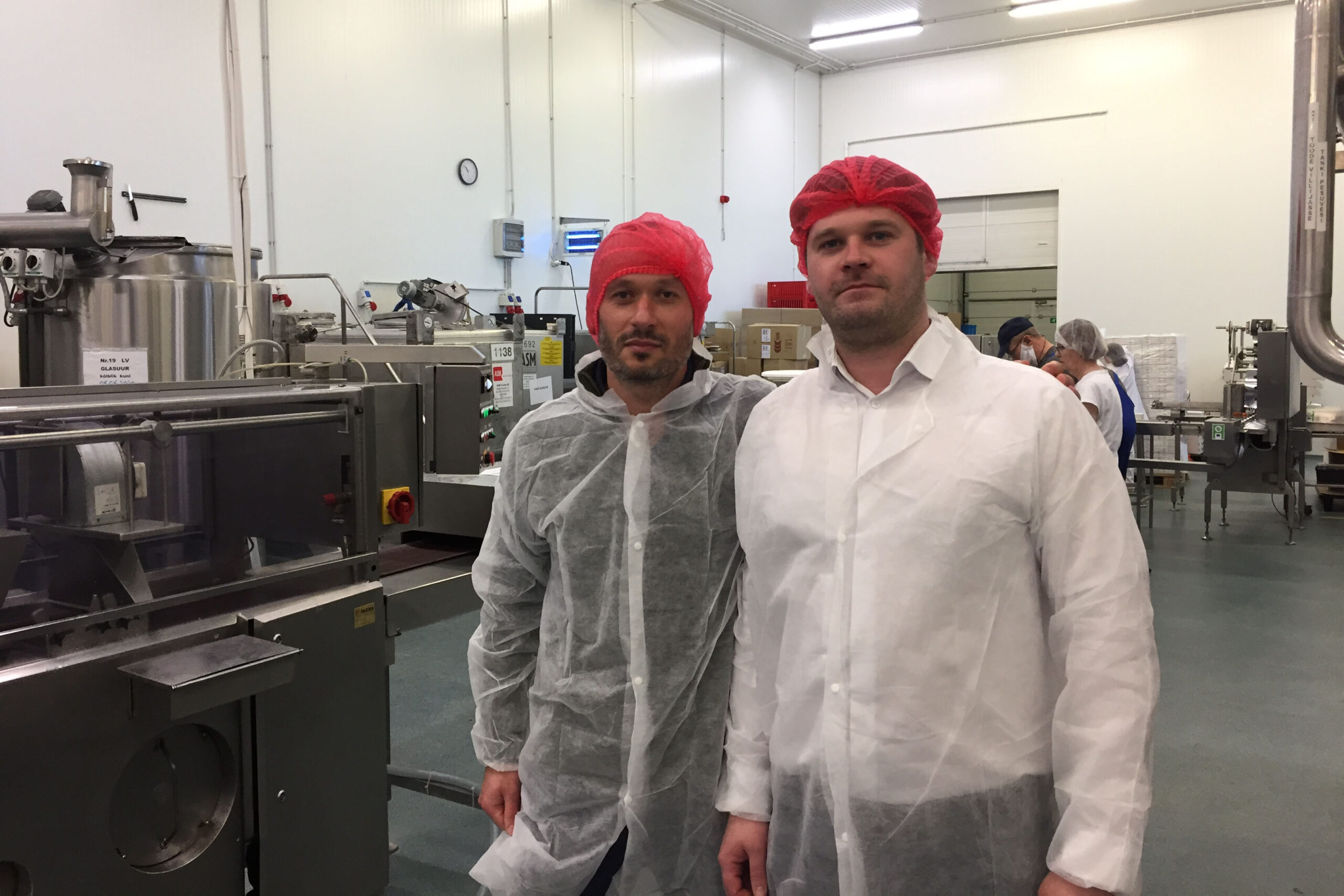 Der Gründer Robert Morgunov (links) mit dem Produktionsleiter Martin Luks (rechts) in der Produktionshalle der Quarkriegel.