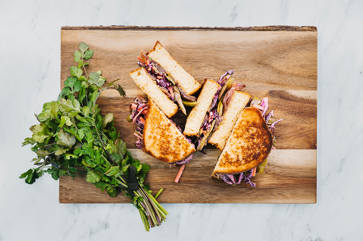 Thunfisch-Pastrami-Sandwich mit geröstetem Brioche und Krautsalat