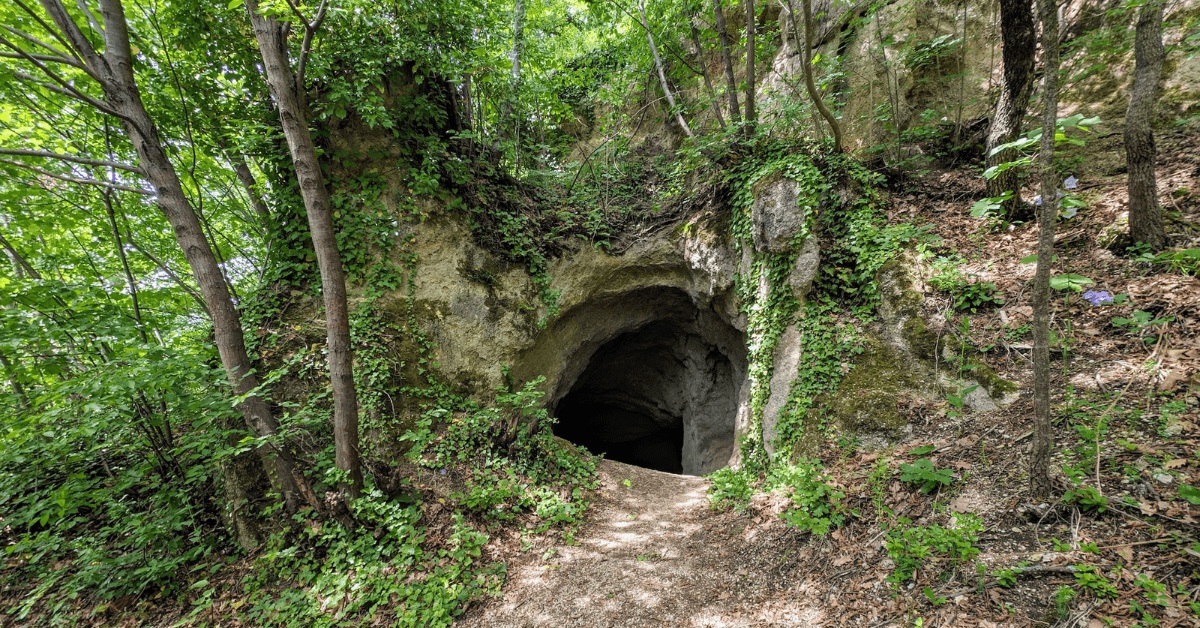 Höhleneingang beim archäologischen Fundplatz Krapina in Kroatien