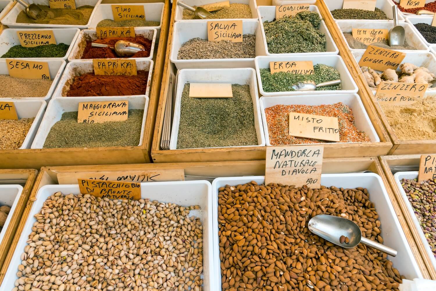 Gewürz, Pistazie und Mais zum Verkauf auf einem Markt in Syrakus, Sizilien