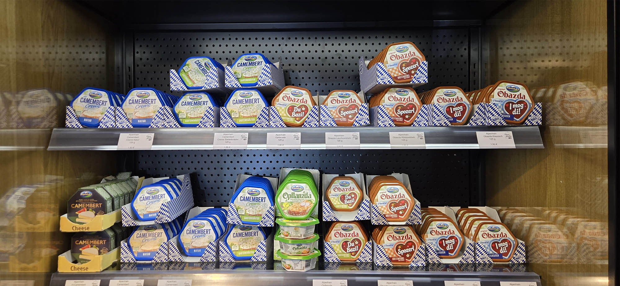 Verschiedene Sorten von Obazda in einem Schaufenster, darunter auch der vegane Opflanzda