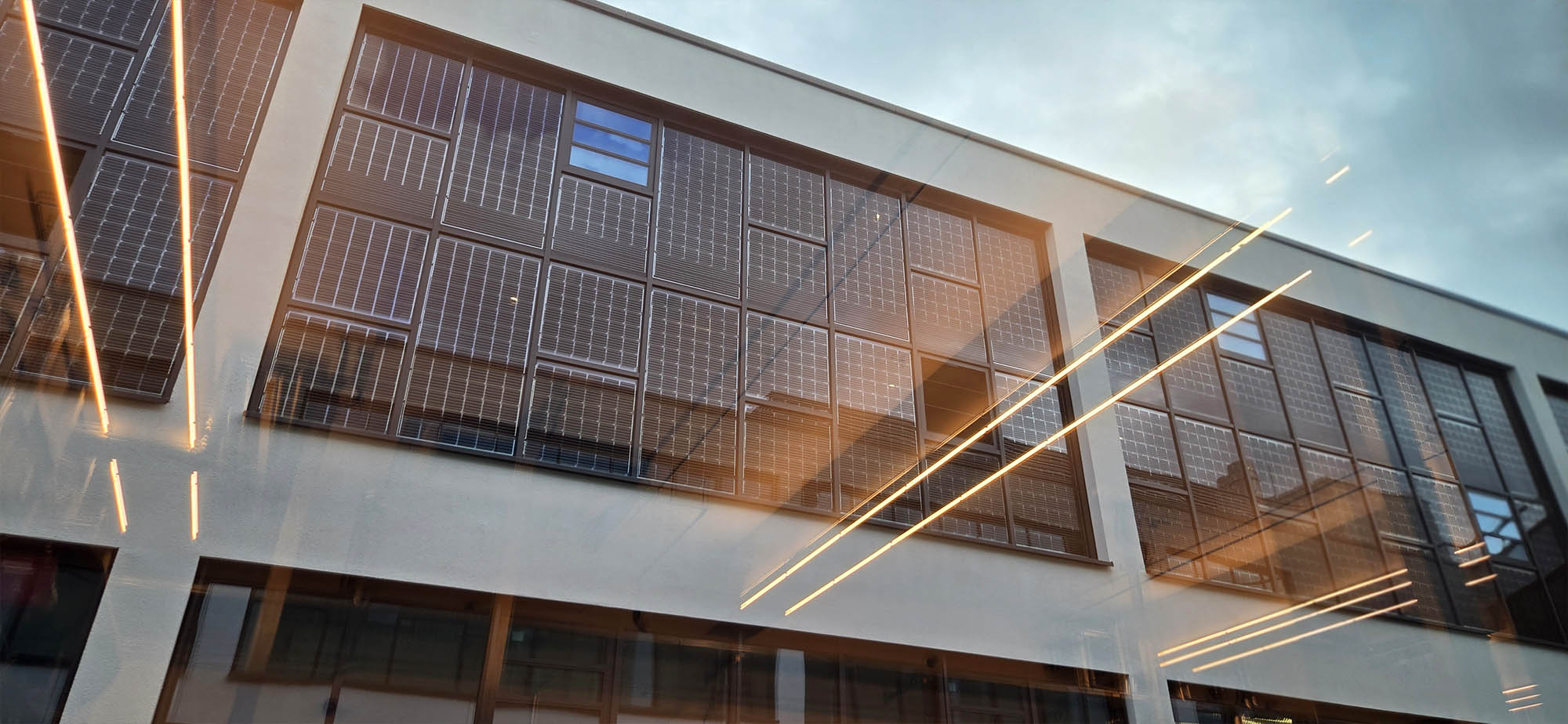 Ansicht auf das Gebäude von Rischard mit Photovoltaik